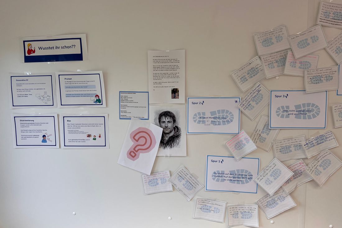 Pinnwand mit dem KI-Phantombild und einem aufgehängten Fragezeichen daneben.
